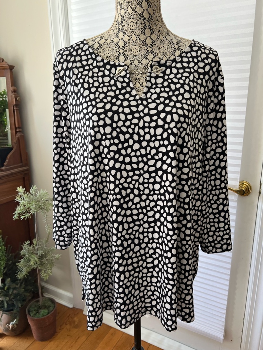 Black & White Printed Women's 3/4 Sleeve Tunic Top with silver chain